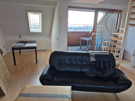 Wohnzimmer mit Zugang zur Dachloggia