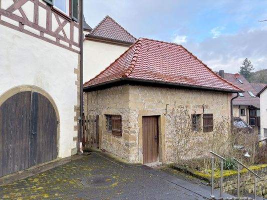 Nebengebäude mit viel Nutzfläche