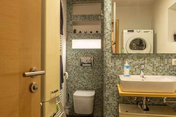 Zauberhafte Maisonette-Gartenwohnung mit XXL-Garage, Carport und eigenem Garten – Baujahr 2007