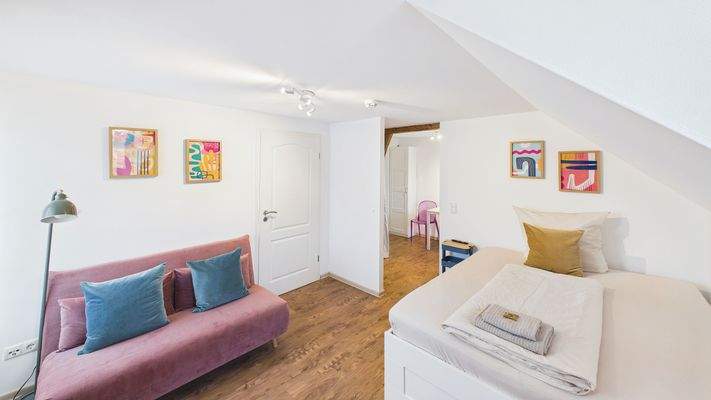 Schlaf- und Wohnzimmer Apartment 4. OG