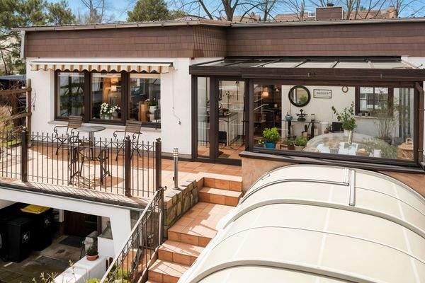 Terrassenansicht mit Pool und Wintergarten - (KI generiert)