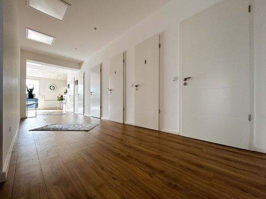 Ein heller Flur verbindet Räume und Menschen