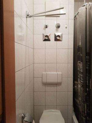 Duschbad mit hellen Fliesen