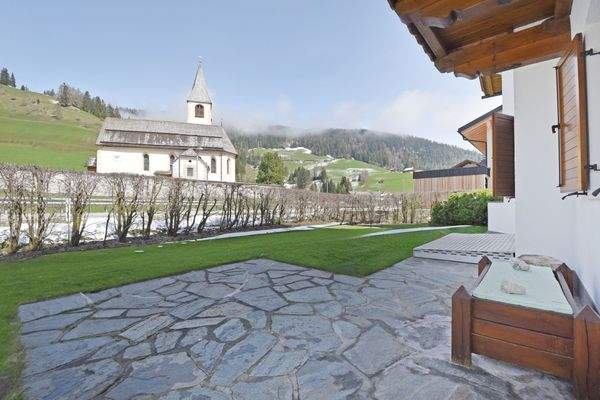 Garten West mit Blick Kirche