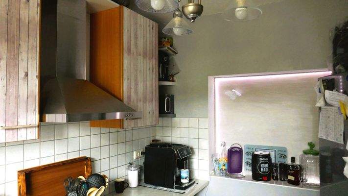 Küche, rechts Durchreichee