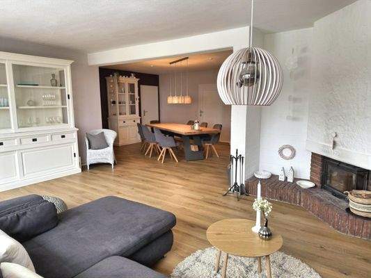 weitere Perspektive vom Wohnbereich hinüber zum Esszimmer