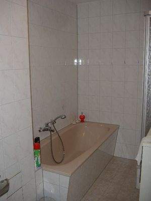 Bad mit Wanne u. Dusche.jpg