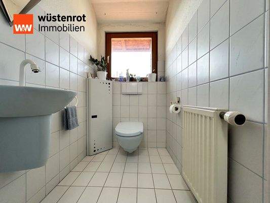 Gäste-WC: Klein, klar, funktional – ein stiller Ort mit Tageslicht