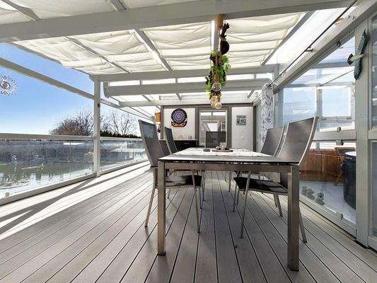 Außenbereich Terrasse: Überdachter Essplatz macht gemeinsame Mahlzeiten im Freien besonders angenehm