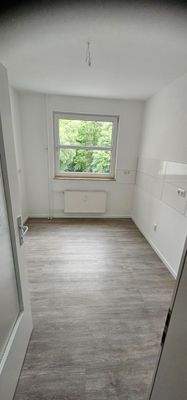 Leeres Zimmer mit Fenster