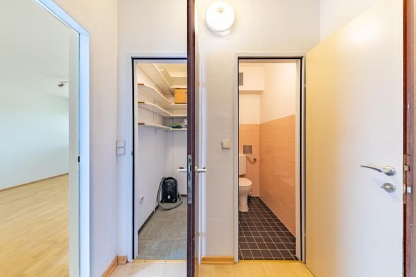 Abstellraum/Toilette