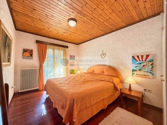 18f46cac75114e7da9383d40ff99c150-original