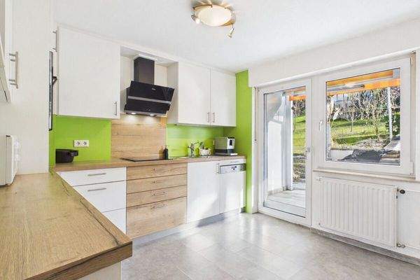 Neuwertige Einbauküche und Zugang zum Garten