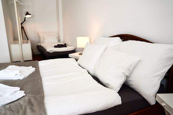 Schlafzimmer mit Leseecke/ausziehbarem Schlafsessel  sowie Kleiderschrank im Hintergrund