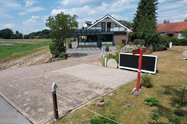 Außen mit Parkplätzen