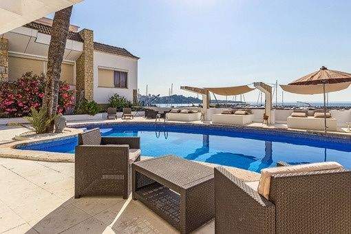 Loungebereich neben dem Swimmingpool