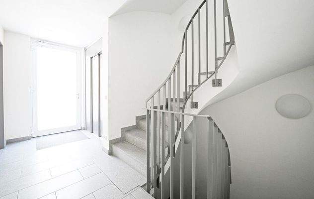 Eingang_Treppenhaus_Aufzug