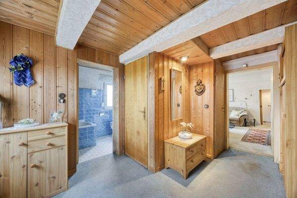 EG kleine Wohnung - Schlafzimmer 1 Blick ins Bade- und Wohnzimmer