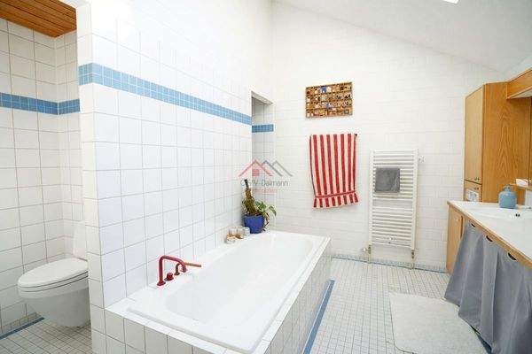 Badezimmer angrenzend zum Schlafzimmer mit Dusche, Badewanne und WC