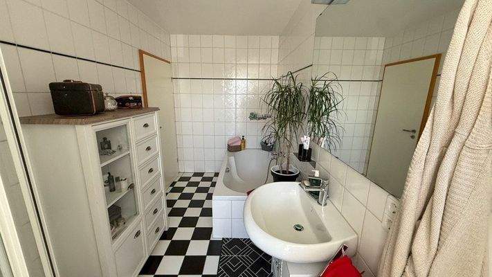 Tageslichtbad mit Badewanne und Dusche