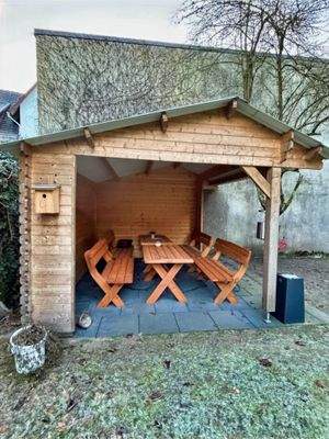 Überdachter Sitzplatz im Garten