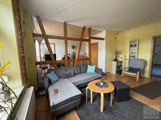 EG: Stilvoller Blickfang - freiligende Holzbalken 