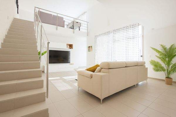 Offener Wohnbereich mit Zugang zur Galerie.