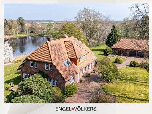 Luftbild Frontansicht vom Anwesen