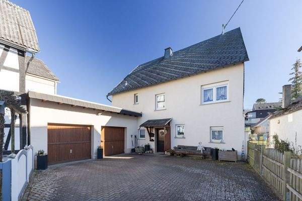 Außenansicht mit Garagen