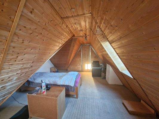 mit Holz ausgebaute Dachschräge im OG als Schlafstätte