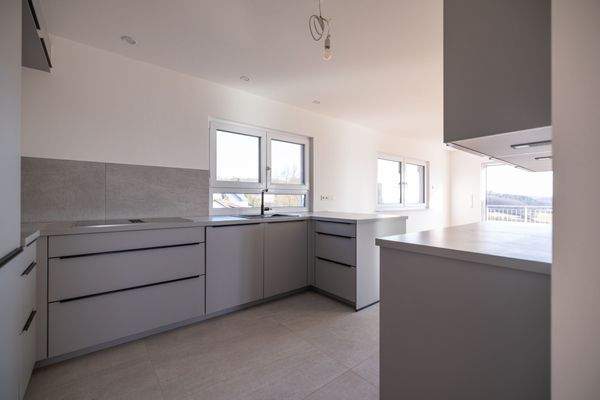 Hochwertige Einbauküche und Markengeräten (Miele, etc.)