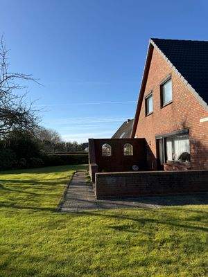 Hausansicht mit Garten (3)