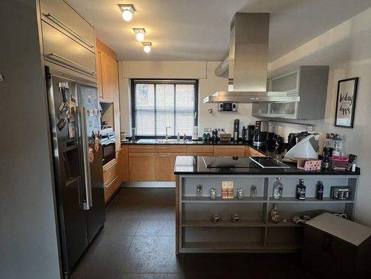 Massive Einbauküche