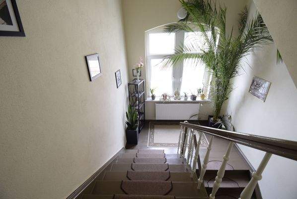 Blick vom Obergeschoss ins Treppenhaus