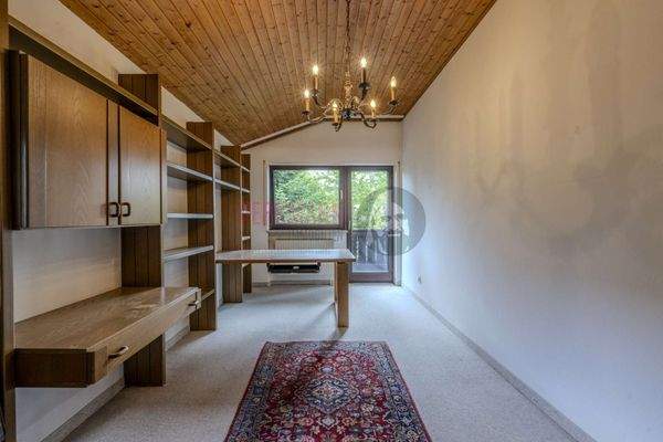 Arbeitszimmer mit Balkonzugang