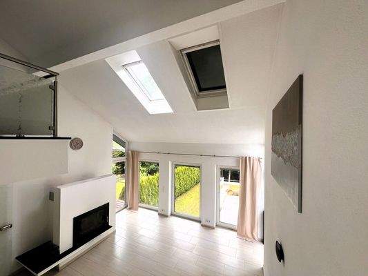 Blick vom Essbereich zum Wohnbereich