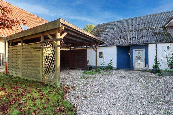 Carport und Zugang zur Werkstatt