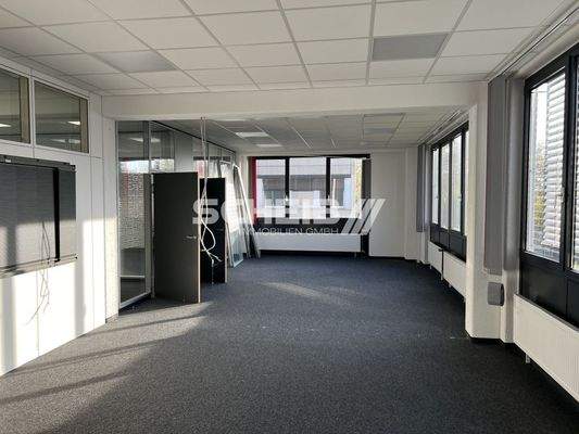 Büroräume im Obergeschoss mit Teppichboden