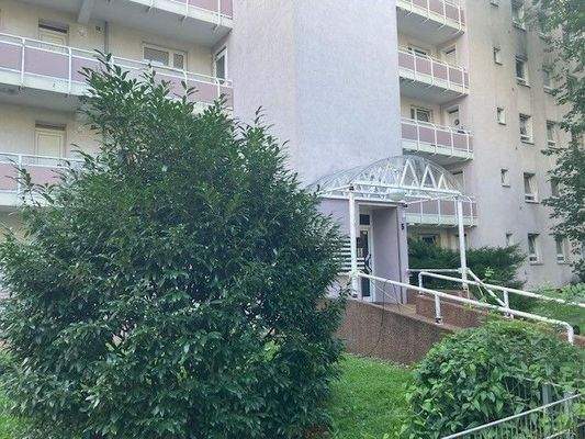 Hausansicht mit Blick auf den Eingangsbereich.