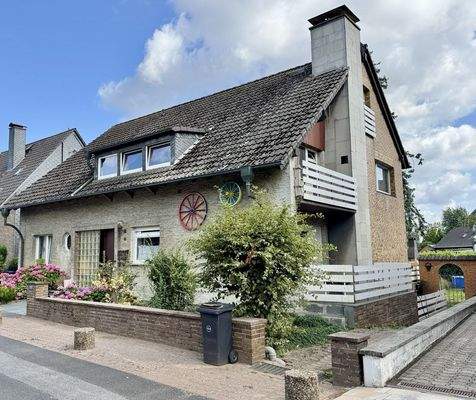 Straßenansicht mit Balkon