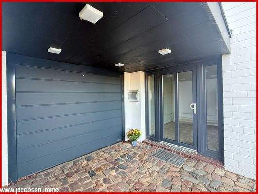 Überdachter Eingangsbereich mit Blick zur Garage