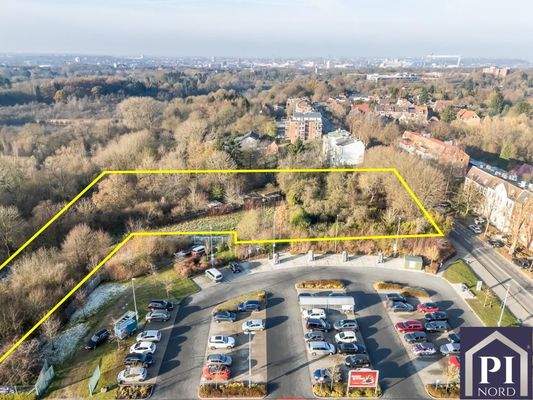 Zwischen Parkplatz und Mehrfamilienhaus