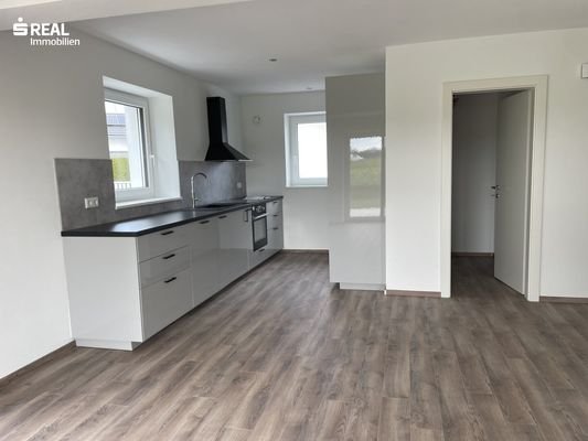 Wohnzimmer mit offener Küche