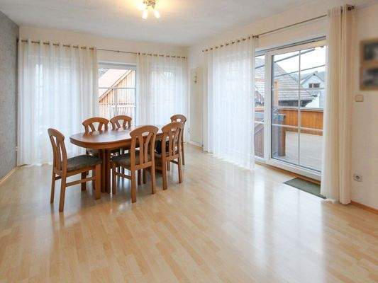 Esszimmer mit Balkonzugang