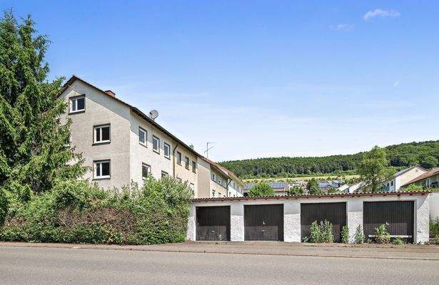 Doppelhaushälfte mit vier Garagen