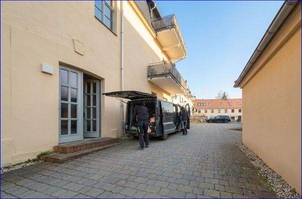 Ostseite, Hintereingang und Stellplätze