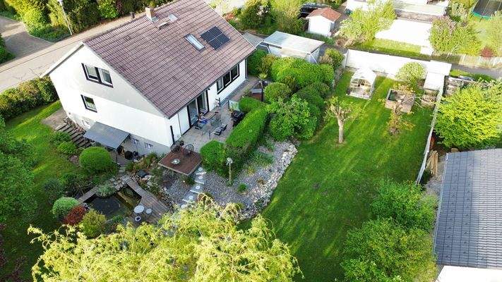 Hausansicht mit Garten 