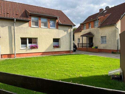 Neben- und Hauptgebäude