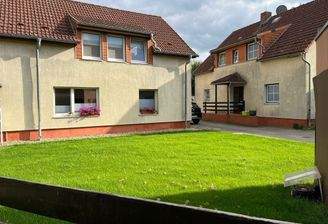 Neben- und Hauptgebäude