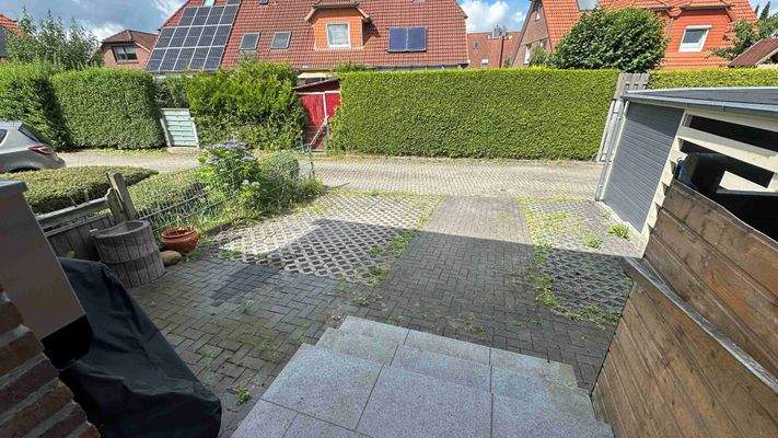 2 PKW-Stellplätze vor dem Haus